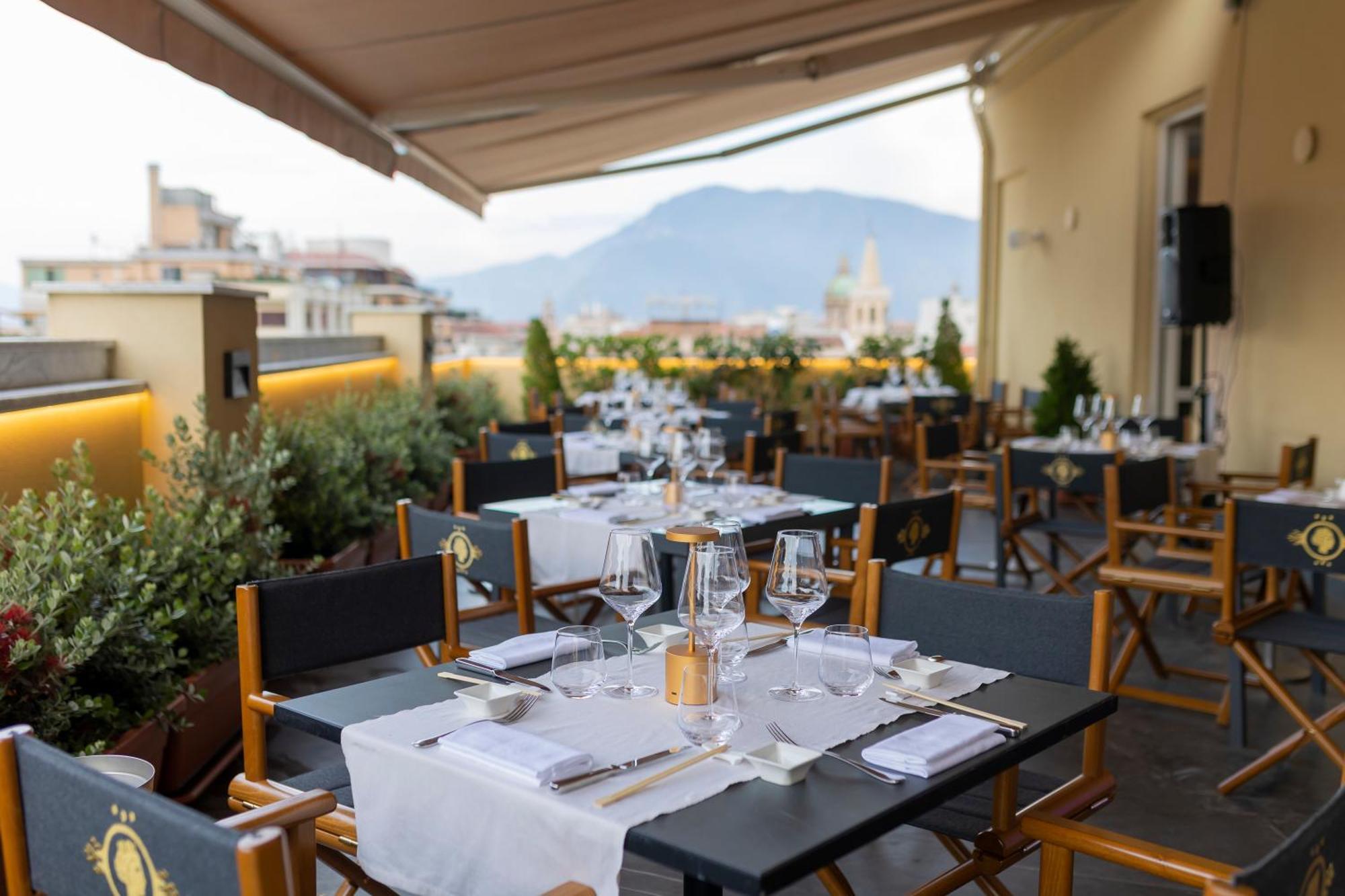 Grand Hotel Et Des Palmes Palermo Exterior foto The restaurant's terrace