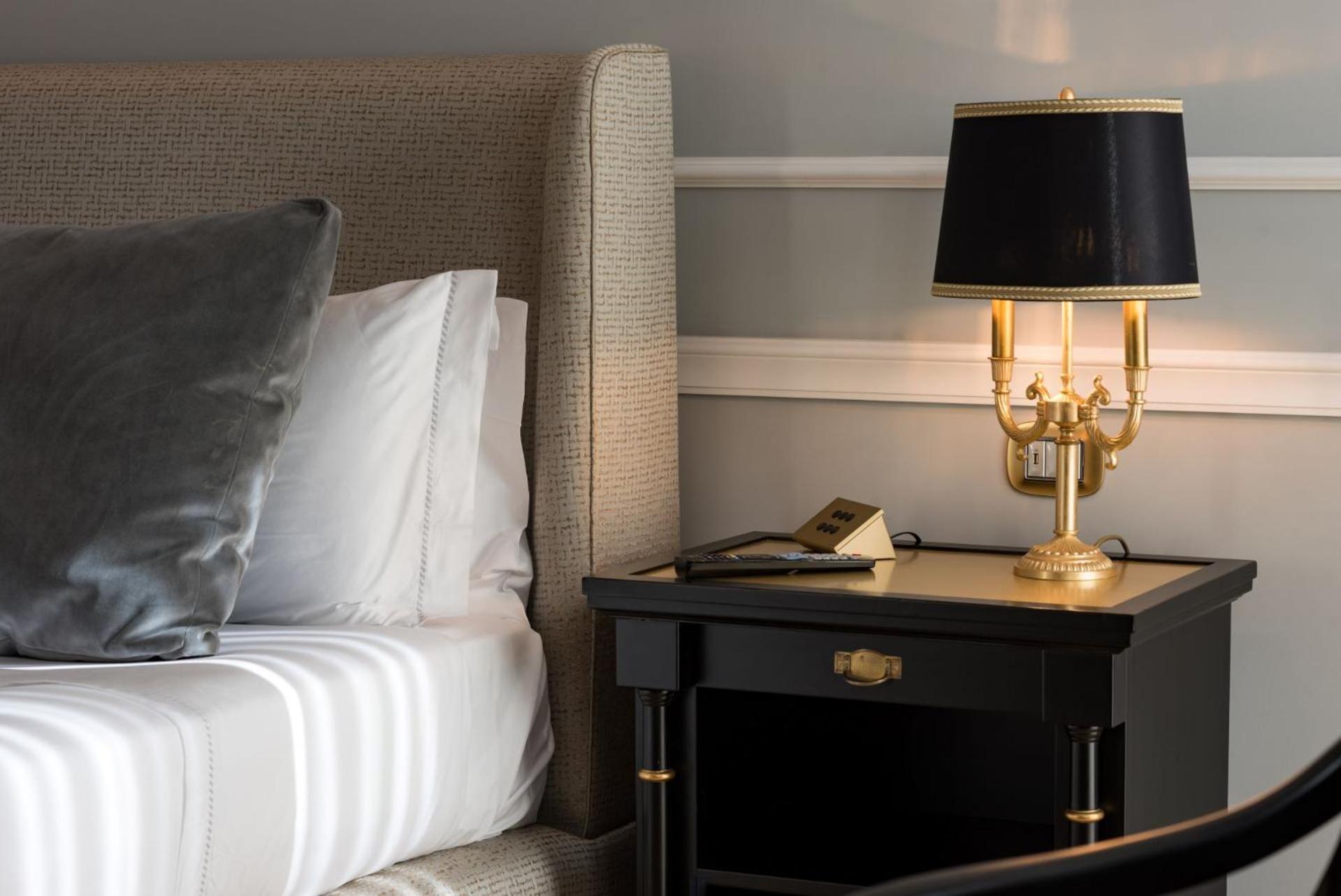 Grand Hotel Et Des Palmes Palermo Exterior foto A lamp on a nightstand